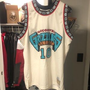 Mitchell & Ness Vancouver Grizzlies Cream Mike Bibby Jersey